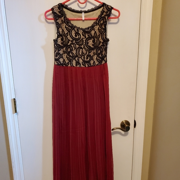 Pleated Chiffon Lace Maxi Maternity Dress - Picture 2 of 6